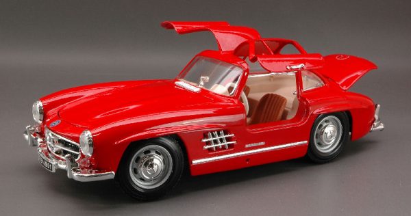 Modellino Auto Scala 1:24 Burago MERCEDES 300 SL diecast modellismo statico