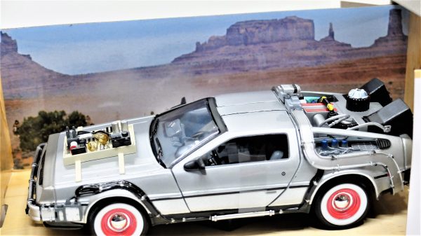 Modellino auto film Movie Scala 1:24 diecast DE LOREAN RITORNO AL FUTURO 3 new