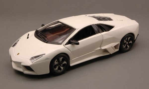 Modellino Auto scala 1:24 diecast Burago LAMBORGHINI REVENTON modellismo