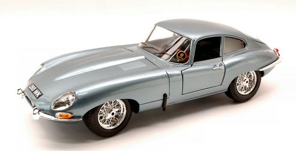 Modellino auto scala 1:18 Burago  JAGUAR E COUPE  SILVERE modellismo diecast collezione