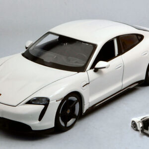 Modellino auto scala 1:24 Burago PORSCHE TAYCAN TURBO diecast modellismo bianco