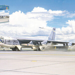 Modellino aereo model kit di montaggio Italeri B-52G EARLY WITH HOUND DOG 1:72 modellismo