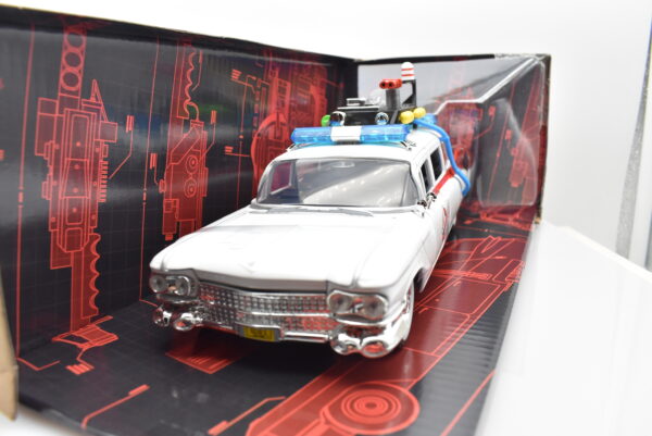 Modellino auto scala 1:24 CADILLAC GHOSTBUSTERS ECTO-1 film movie modellismo statico da collezione - Image 2