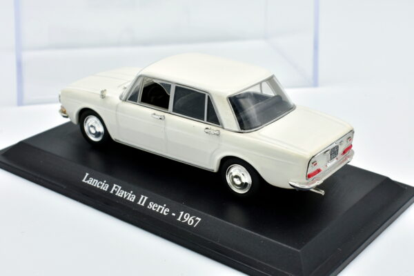 Modellino auto scala 1:43 Lancia Flavia 2 serie diecast modellismo statico da collezione - Image 3