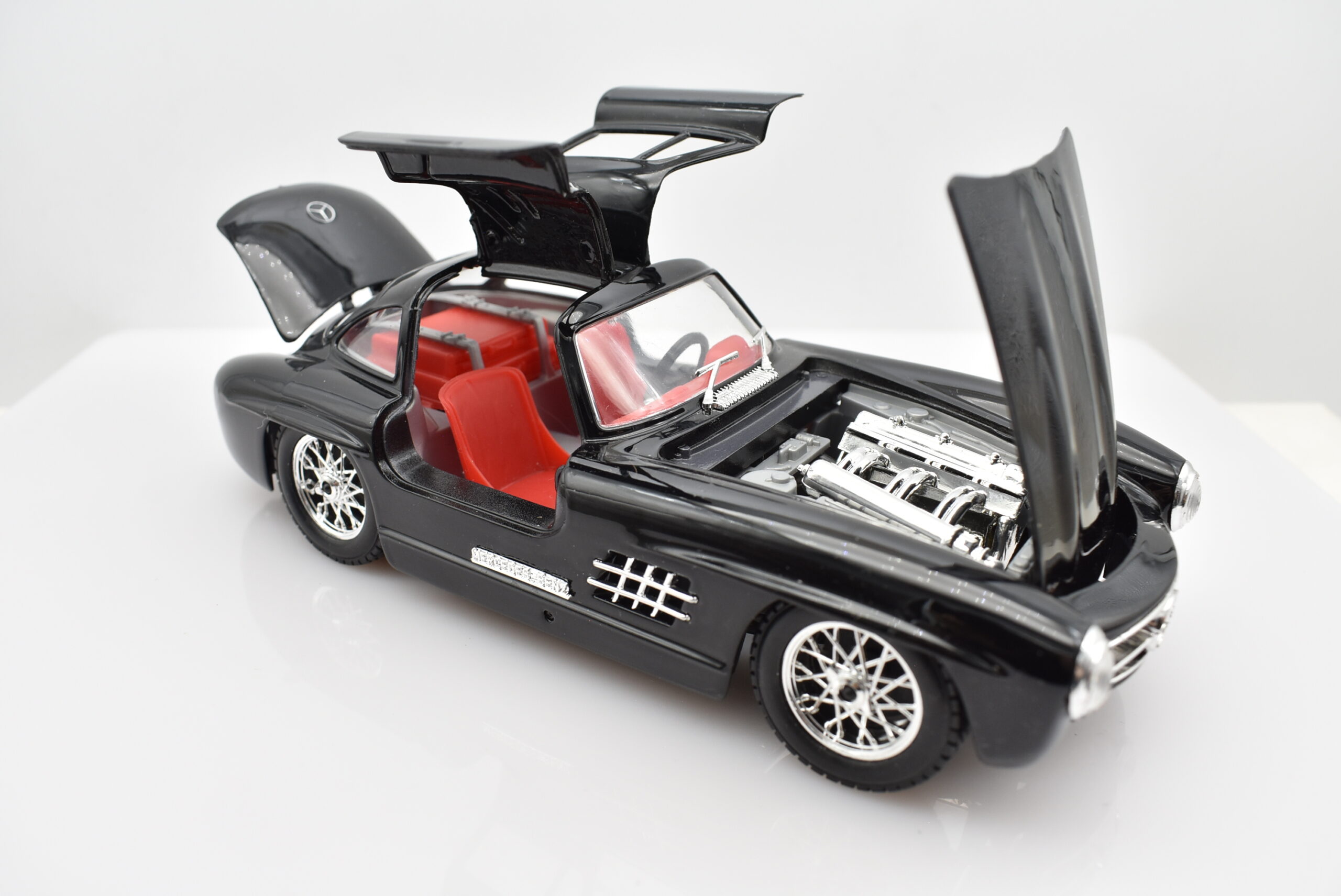 Modellino auto scala 1:24 Mercedes-Benz 300 SL modellismo statico da collezione Burago - Image 4
