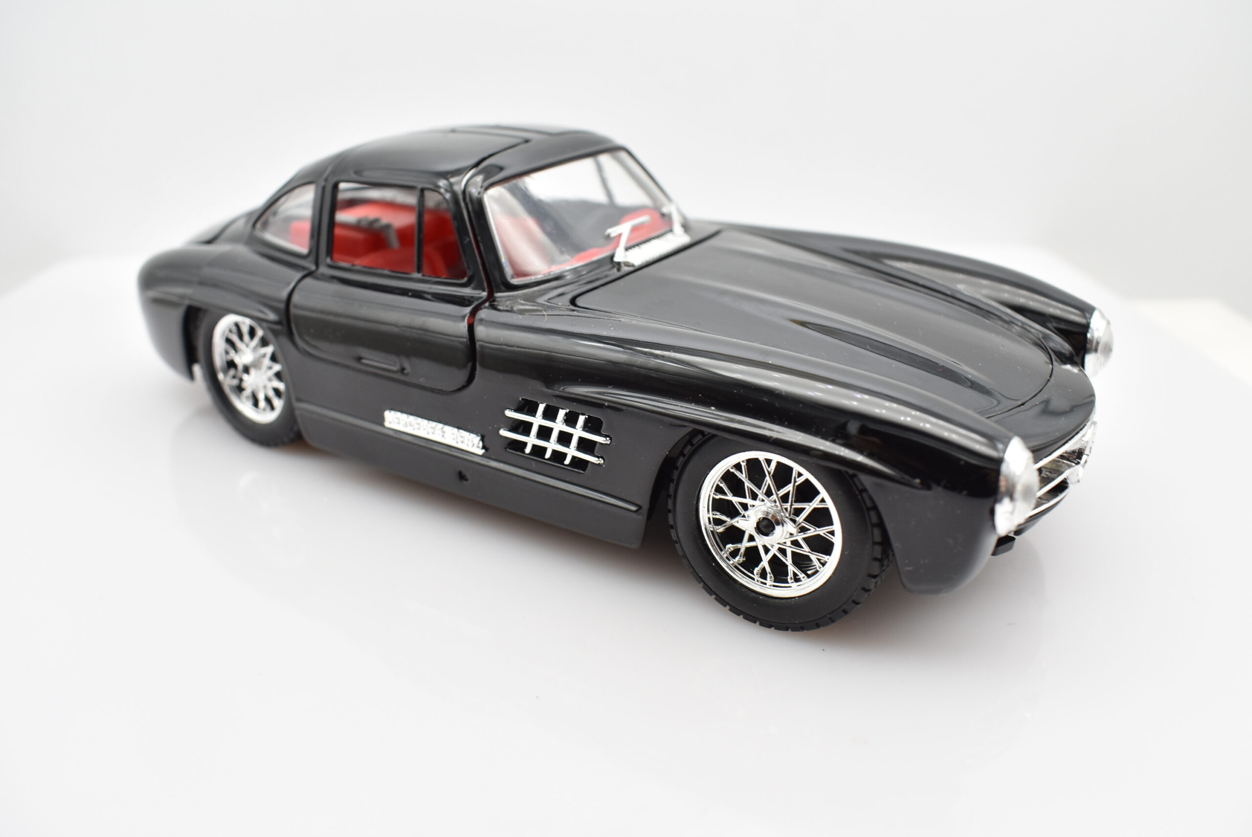 Modellino auto scala 1:24 Mercedes-Benz 300 SL modellismo statico da collezione Burago - Image 6