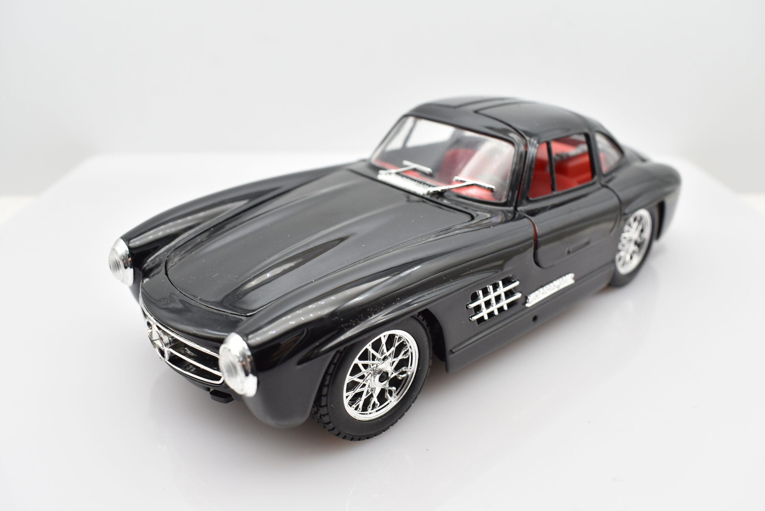 Modellino auto scala 1:24 Mercedes-Benz 300 SL modellismo statico da collezione Burago - Image 7