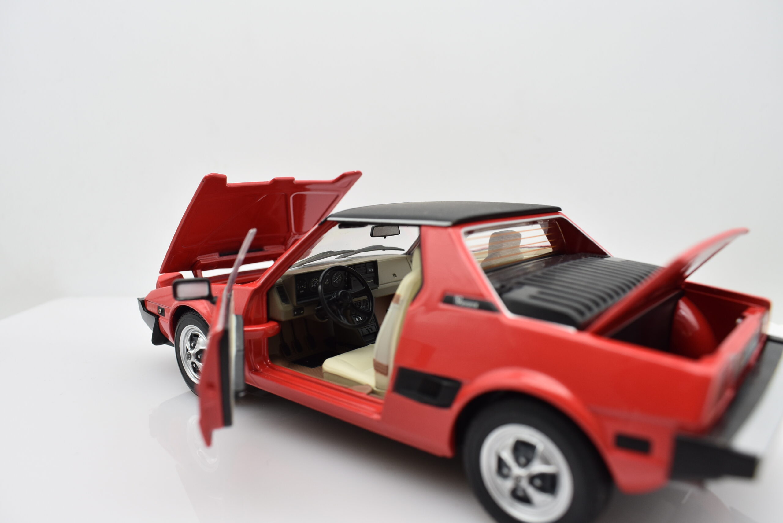 Modellino auto FIAT X1/9 x19 rosso scala 1/24 diecast modellismo collezione raro - Image 2