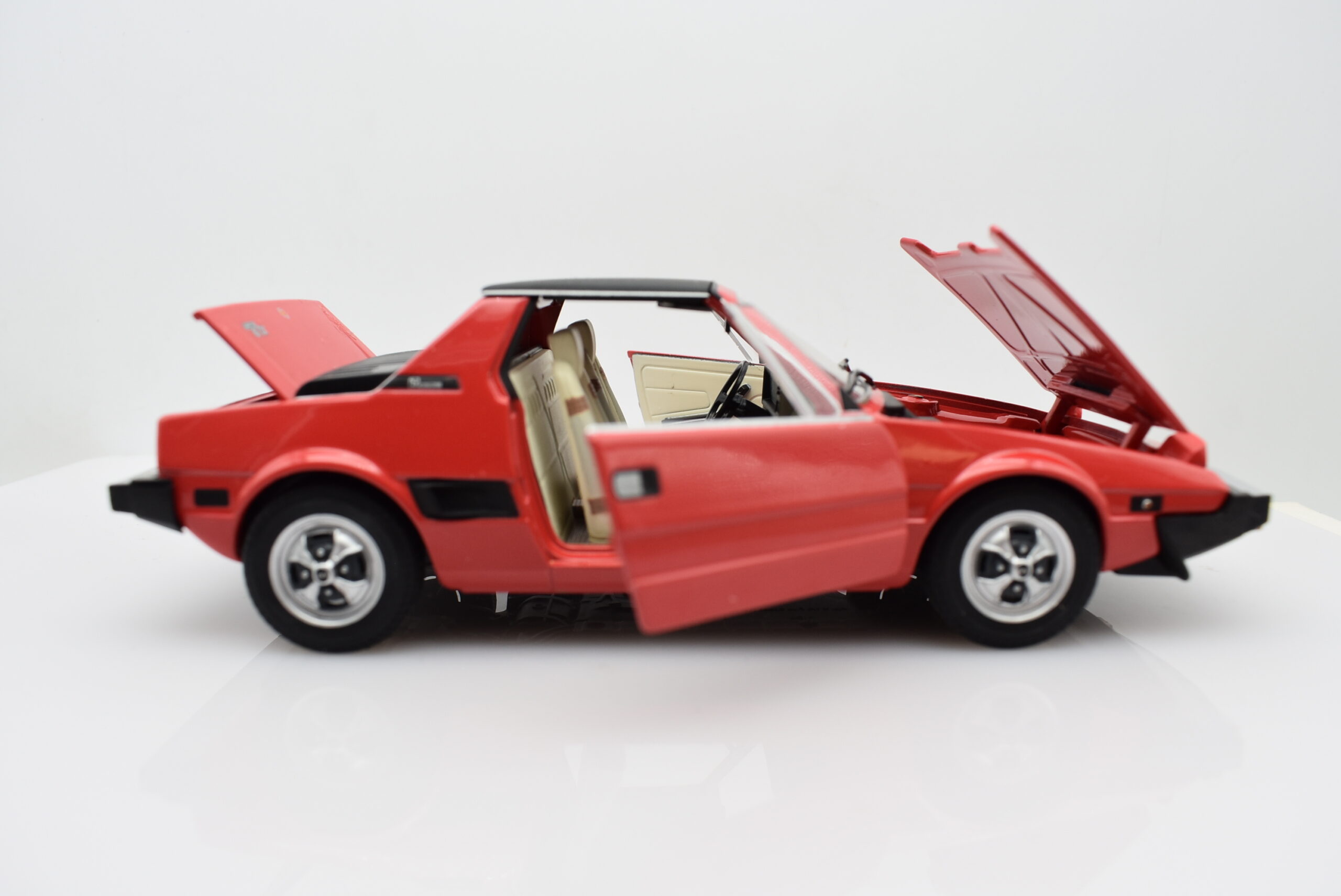 Modellino auto FIAT X1/9 x19 rosso scala 1/24 diecast modellismo collezione raro - Image 4