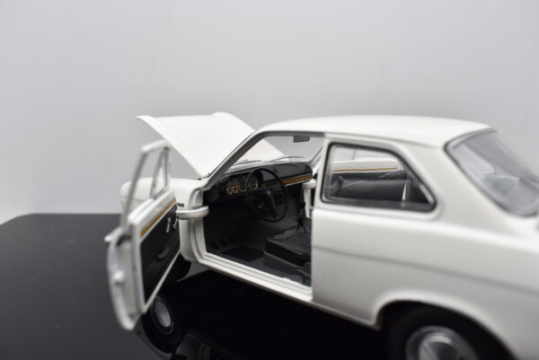 Modellino auto Ford Escort scala 1:24 diecast collezione modellismo statico - Image 3