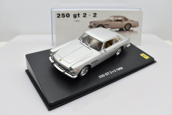 Modellino auto scala 1:43 Ferrari GT Collection 250 2+2 diecast modellismo da collezione - Image 2