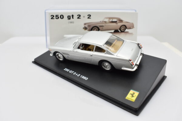 Modellino auto scala 1:43 Ferrari GT Collection 250 2+2 diecast modellismo da collezione - Image 3