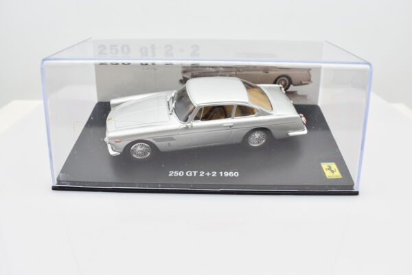 Modellino auto scala 1:43 Ferrari GT Collection 250 2+2 diecast modellismo da collezione - Image 4