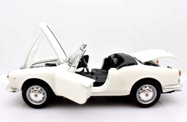 ALFA ROMEO GIULIETTA SPIDER modellini auto scala 1:24 modellismo statico cabrio