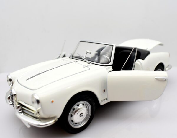 ALFA ROMEO GIULIETTA SPIDER modellini auto scala 1:24 modellismo statico cabrio - Image 2
