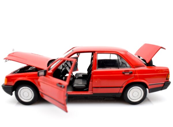 Modellino auto Mercedes 190E scala 1/24 diecast modellismo collezione statico