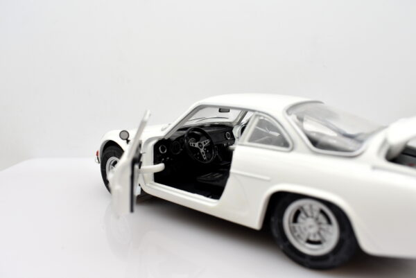Modellino auto scala 1:24 Alpine Renault A110 1600 S modellismo statico da collezione - Image 3