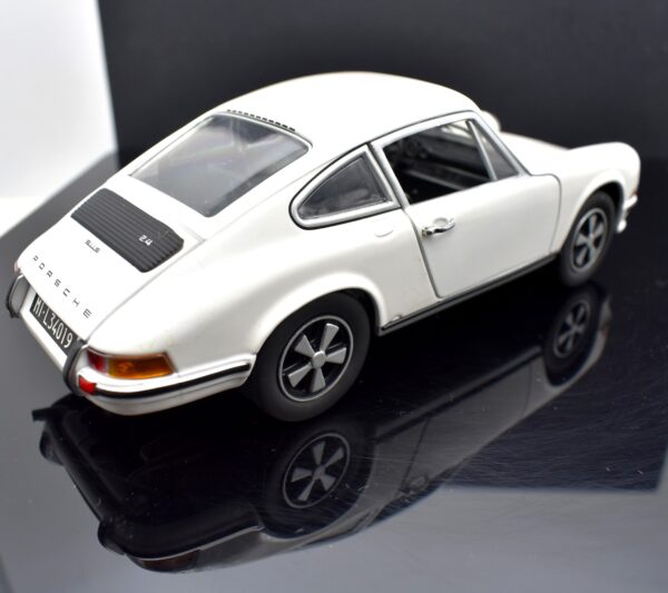 Modellino auto scala 1:24 Porsche 911 S 2.4 modellismo statico da collezione - Image 9