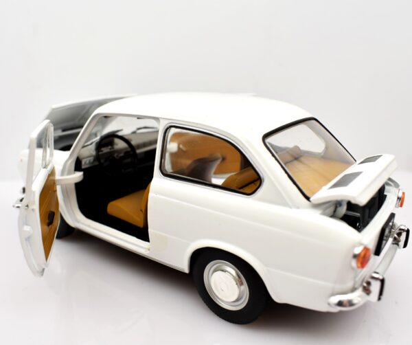 Modellino auto scala 1:24 Fiat 850 modellismo statico da collezione