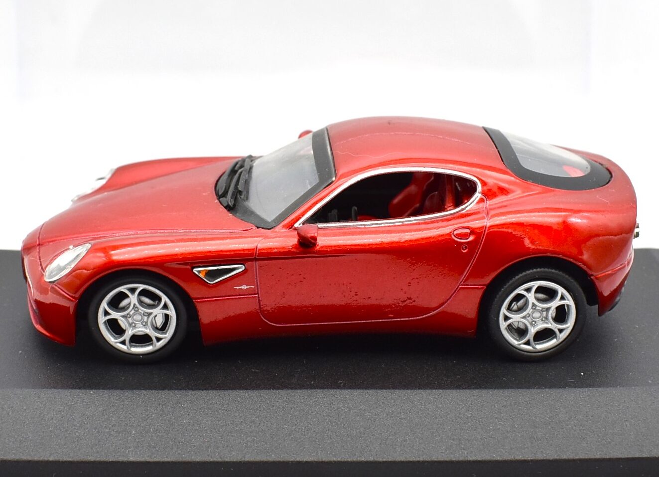 Modellino Scala 1:43 NEO – Alfa Romeo 2600 TG 1967 Rossa, Resina, Limited Edition