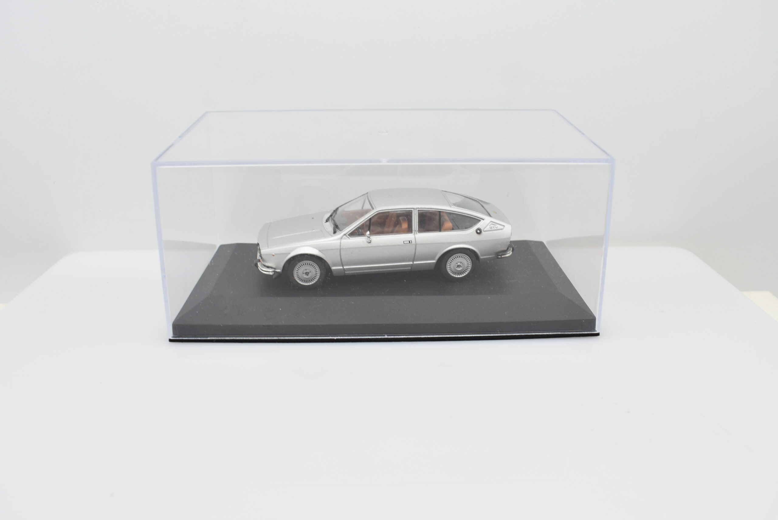 Modellino auto scala 1:43 Alfa Romeo Alfetta GTV 2000 modellismo statico da collezione - Image 4