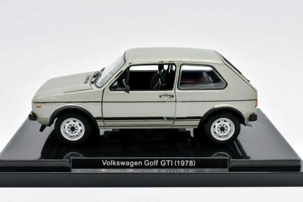 Modellino auto Volkswagen Golf GTI scala 1:24 diecast modellismo statico da collezione - Image 7