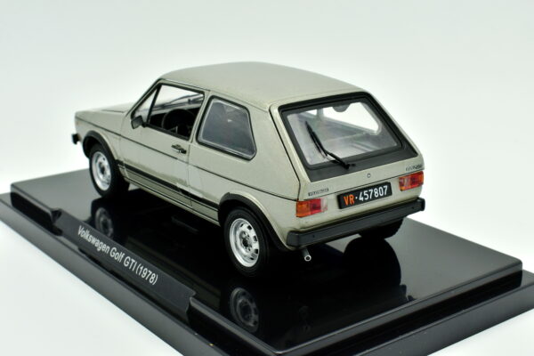 Modellino auto Volkswagen Golf GTI scala 1:24 diecast modellismo statico da collezione - Image 8