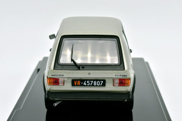 Modellino auto Volkswagen Golf GTI scala 1:24 diecast modellismo statico da collezione - Image 9