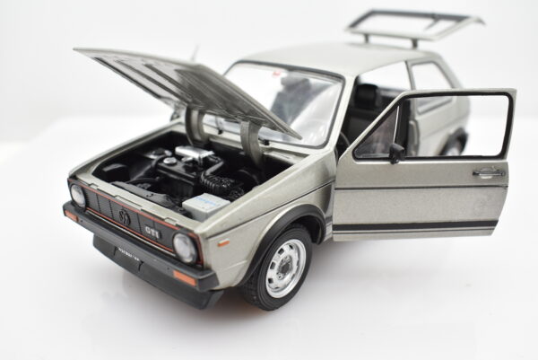 Modellino auto Volkswagen Golf GTI scala 1:24 diecast modellismo statico da collezione