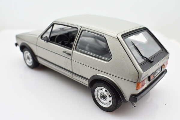 Modellino auto Volkswagen Golf GTI scala 1:24 diecast modellismo statico da collezione - Image 6