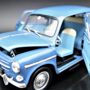 Modellino auto FIAT 600 D scala 1:24 diecast modellismo da collezione