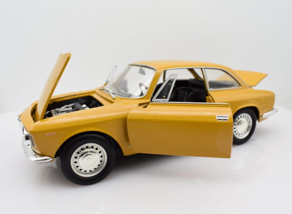 Modellino auto ALFA ROMEO ALFA GIULIA GT 1300 scala 1:24 diecast modellismo