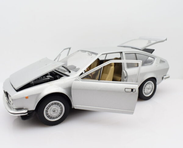 Modellino auto ALFA ROMEO ALFETTA GT scala 1:24 diecast modellismo da collezione