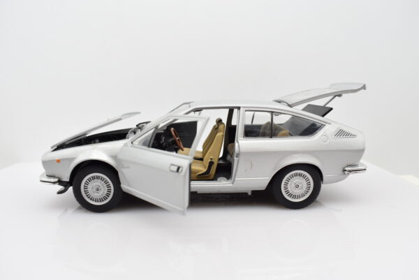 Modellino auto ALFA ROMEO ALFETTA GT scala 1:24 diecast modellismo da collezione - Image 6