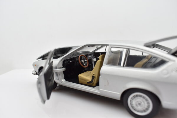 Modellino auto ALFA ROMEO ALFETTA GT scala 1:24 diecast modellismo da collezione - Image 8