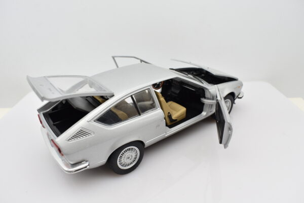 Modellino auto ALFA ROMEO ALFETTA GT scala 1:24 diecast modellismo da collezione - Image 9