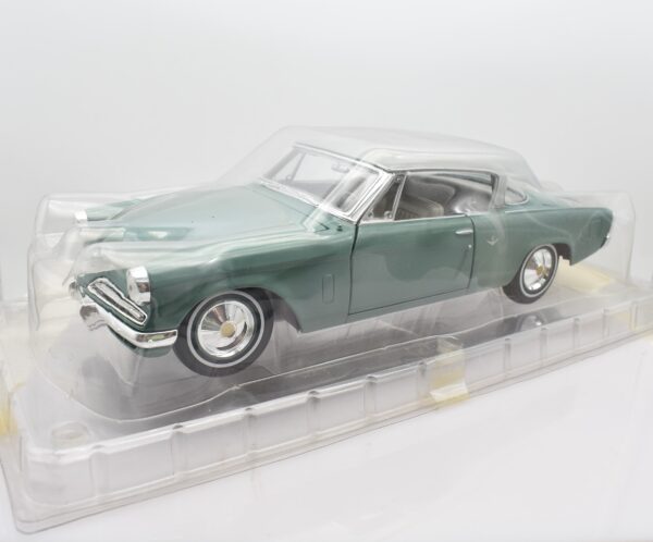 Modellino auto scala 1:18 STUDEBAKER STARLINER diecast modellismo da collezione - Image 2