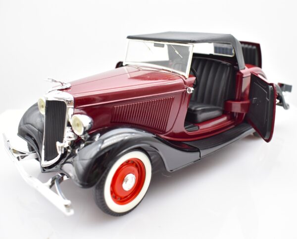 Modellino auto scala 1:18 FORD V8 diecast modellismo da collezione