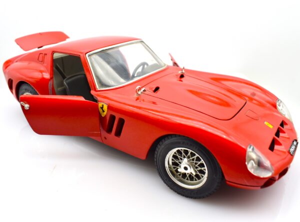 Modellino auto scala 1:18 FERRARI GTO BURAGO modellismo da collezione