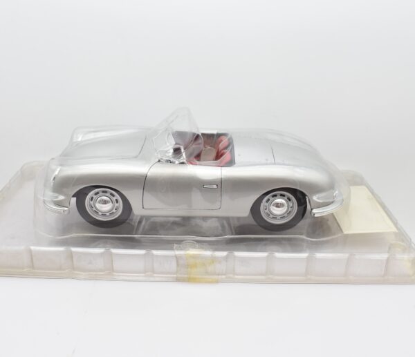 Modellino auto scala 1:18 PORSCHE 356 ROADSTER diecast modellismo da collezione - Image 2