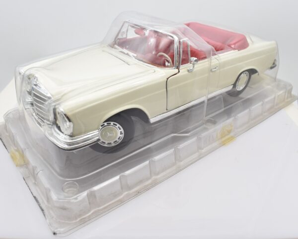Modellino auto scala 1:18 MERCEDES BENZ 280 SE diecast modellismo da collezione - Image 2