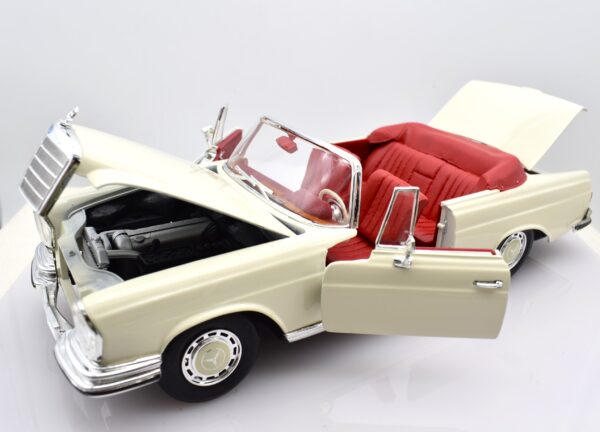 Modellino auto scala 1:18 MERCEDES BENZ 280 SE diecast modellismo da collezione