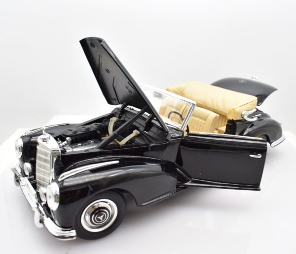 Modellino auto scala 1:18 MERCEDES BENZ 300 S diecast modellismo da collezione