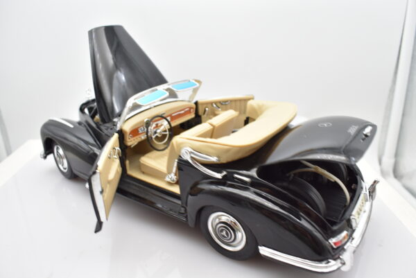 Modellino auto scala 1:18 MERCEDES BENZ 300 S diecast modellismo da collezione - Image 4