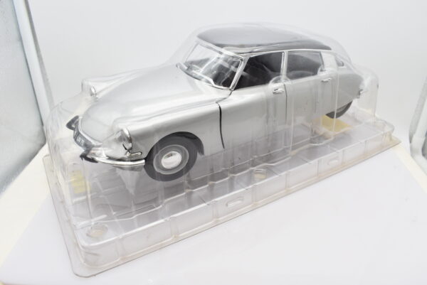 Modellino auto scala 1:18 CITROEN DS 19 diecast modellismo da collezione - Image 2