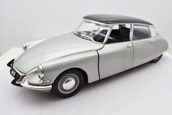 Modellino auto scala 1:18 CITROEN DS 19 diecast modellismo da collezione