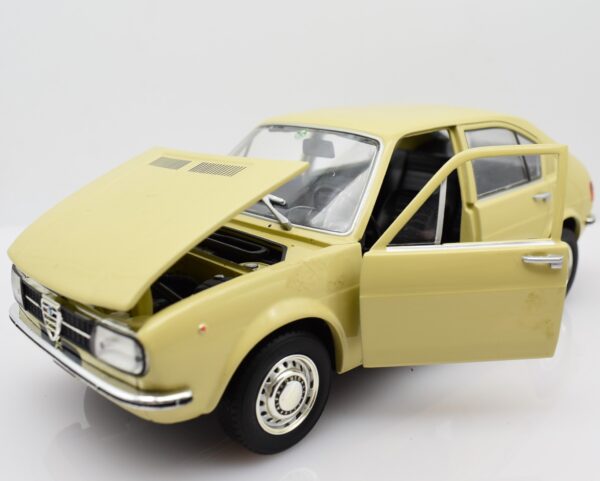 Modellino auto ALFA ROMEO ALFASUD scala 1:24 diecast modellismo collezione