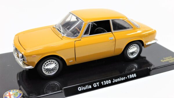 Modellino auto ALFA ROMEO ALFA GIULIA GT 1300 scala 1:24 diecast modellismo - Image 2