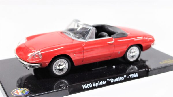 Modellino auto ALFA ROMEO 1600 SPIDER DUETTO scala 1:24 diecast modellismo da collezione - Image 3