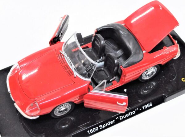 Modellino auto ALFA ROMEO 1600 SPIDER DUETTO scala 1:24 diecast modellismo da collezione - Image 2